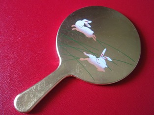 a-hand-mirror