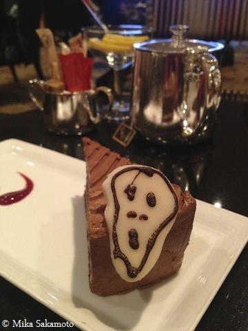 ケーキも叫び、ちょっとゆるキャラ？(Hotel Continental)
