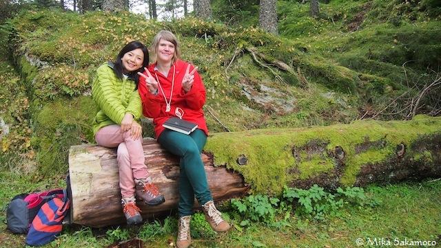 オーシルさんとKUBBE(丸太)の上で
