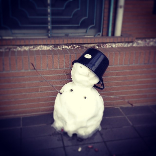     バケツを冠った雪だるま。 色んなところで色んな人がつくった雪だるまを目にするのが楽しぃ ♪⛄"